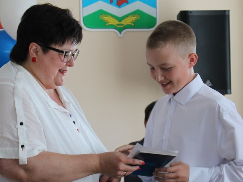 В администрации округа десяти нашим юным землякам в торжественной обстановке вручили паспорта граждан Российской Федерации.