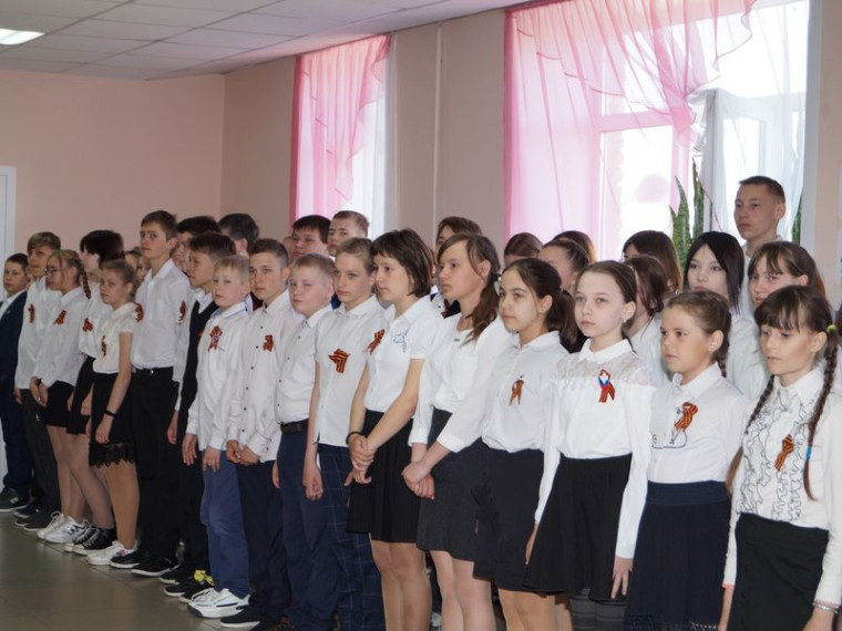 В Маслянской школе открыли стенд с портретами Героев Советского Союза и Героев России.