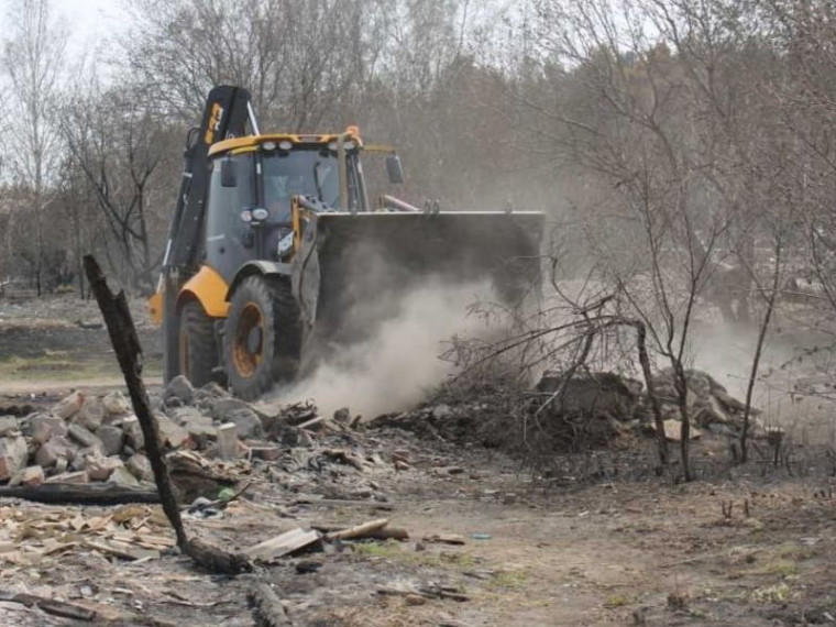 В селе Юлдус продолжается расчистка территорий сгоревших домовладений.