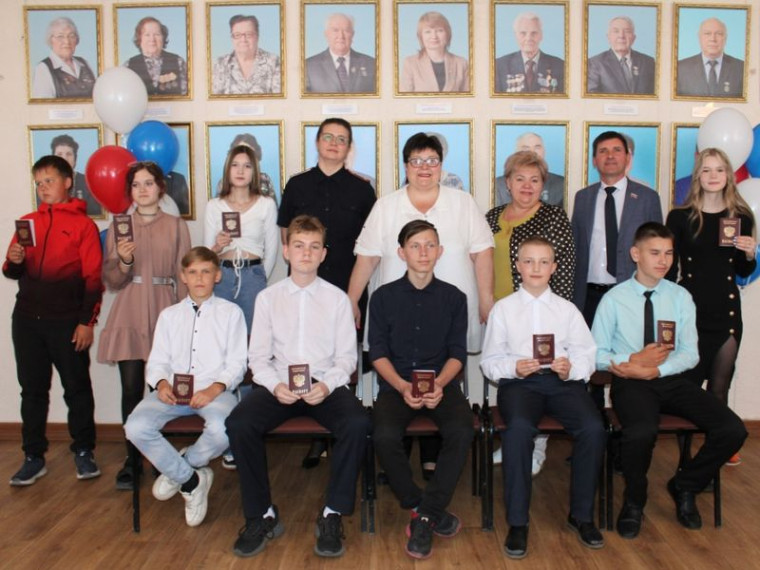 В администрации округа десяти нашим юным землякам в торжественной обстановке вручили паспорта граждан Российской Федерации.